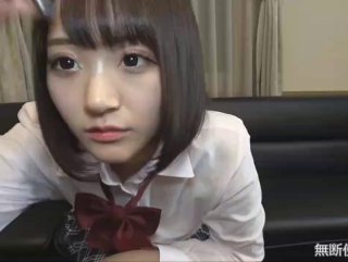 日本现役女优 美美 今年19岁 特邀约平台演出 卡哇伊的颜值 大哥现场翻译 小穴还很美很粉哦 自慰玩出了好多水水！