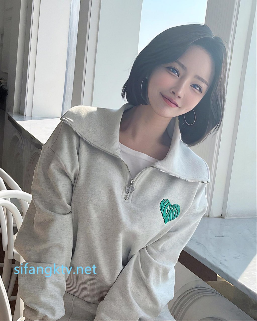 今晚约了个花裙妹子，穿上黑丝撕裆口交舔弄，骑乘后入猛操呻吟大声非常诱人